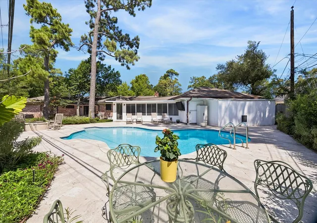 Photo 4 of Sale Pending at 4902 Clift Haven Dr, Houston, TX 77018 | MLS# 57197826 | Listing updated on 2026-09-03