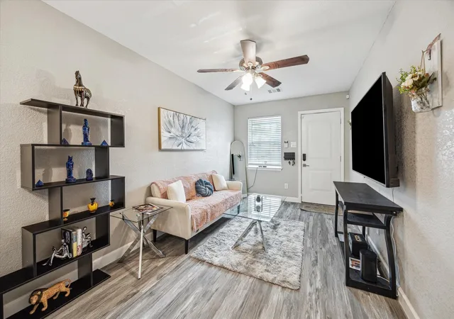 3rd image of 3808 Cochran St, Houston, TX 77009 | MLS# 74552597