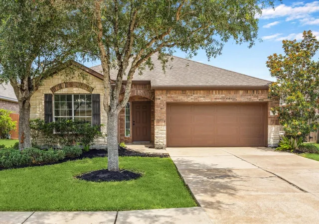 Homes for sale in Pearland, TX | 3105 W Trail Dr, Pearland, TX 77584 | MLS# 17356825