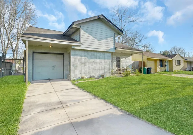 2nd image of 3926 Heatherbrook Dr, Houston, TX 77045 | MLS# 81462026