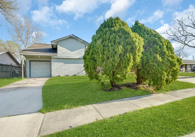 3rd image of 3926 Heatherbrook Dr, Houston, TX 77045 | MLS# 81462026