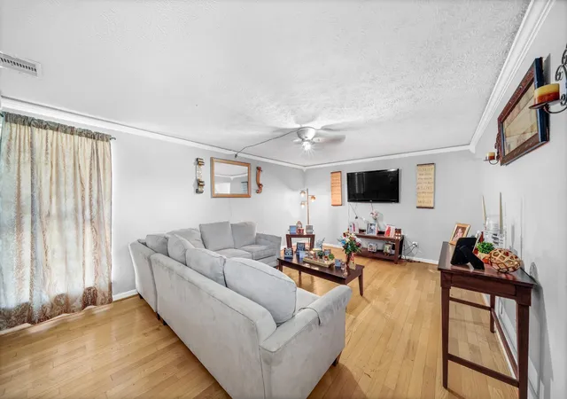 4th image of 3926 Heatherbrook Dr, Houston, TX 77045 | MLS# 81462026