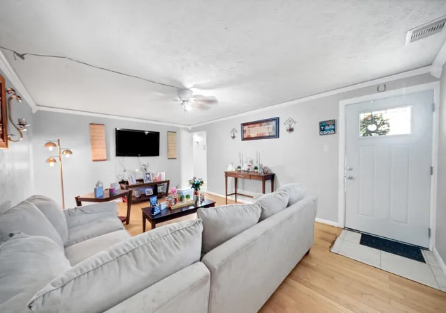 5th image of 3926 Heatherbrook Dr, Houston, TX 77045 | MLS# 81462026