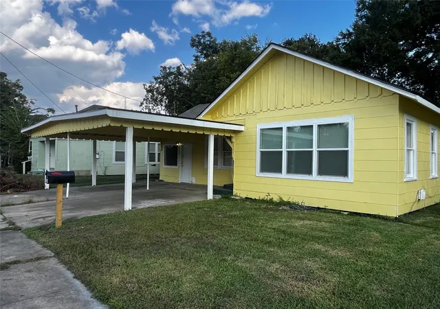 1st image of 1018 N 2nd St, Baytown, TX 77520 | MLS# 82854231