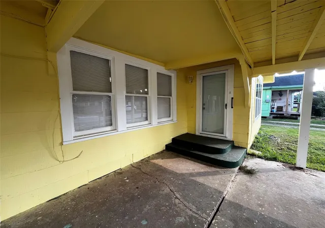 4th image of 1018 N 2Nd St, Baytown, TX 77520 | MLS# 82854231