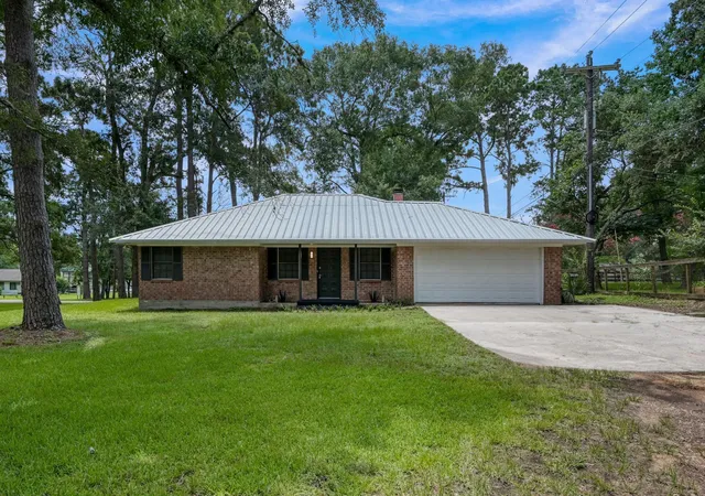 Photo 2 of Single family home for sale at 13544 Northshore Loop, Conroe, TX 77304 | MLS# 76330162 | Listing updated on 2026-08-01