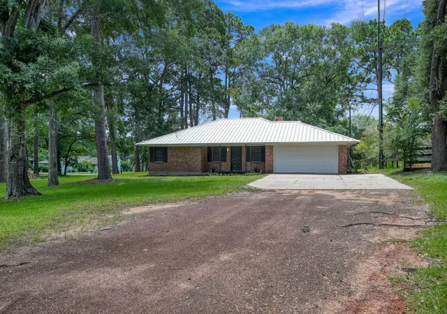 Photo 3 of Single family home for sale at 13544 Northshore Loop, Conroe, TX 77304 | MLS# 76330162 | Listing updated on 2026-08-01