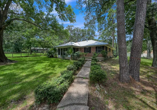 Photo 4 of Single family home for sale at 13544 Northshore Loop, Conroe, TX 77304 | MLS# 76330162 | Listing updated on 2026-08-01
