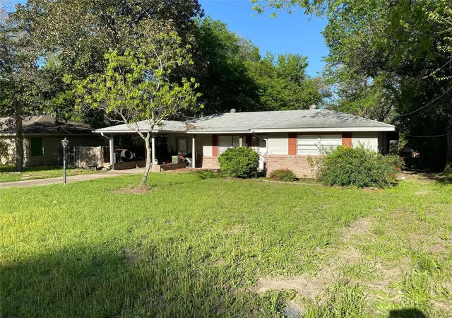 1st image of 1015 Oak Dr, Huntsville, TX 77320 | MLS# 65779507