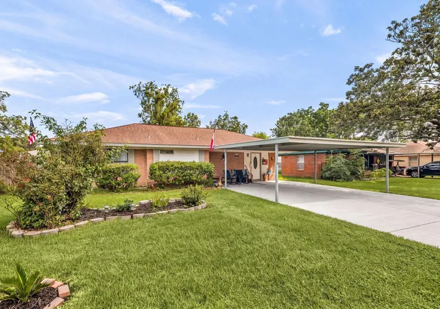 3rd image of 207 Chandler Dr, Baytown, TX 77521 | MLS# 53326557