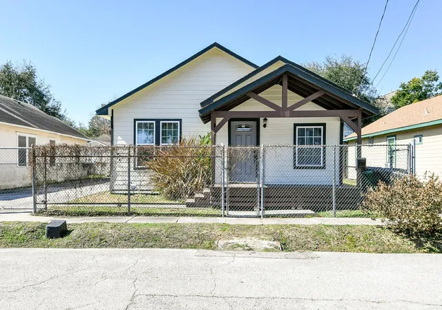 Photo 1 of Single family home for sale at 2119 Carter St, Houston, TX 77008 | MLS# 73623933 | Listing updated on 2026-08-20