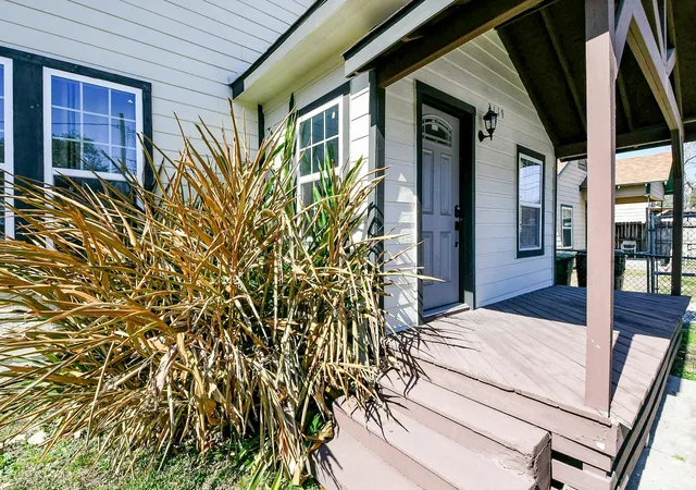 Photo 3 of Single family home for sale at 2119 Carter St, Houston, TX 77008 | MLS# 73623933 | Listing updated on 2026-08-20