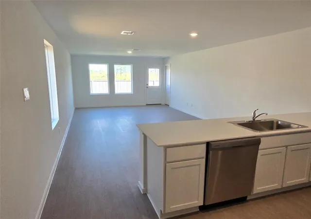 5th image of 658 Maria Elena Wy, Cleveland, TX 77327 | MLS# 58065126