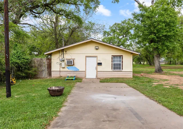 Photo 3 of Single family home for sale at 496 James St, Clute, TX 77531 | MLS# 28667906 | Listing updated on 2026-04-14