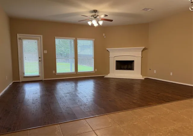 Photo 3 of Single family home for sale at 1092 Shadow Glenn Dr, Conroe, TX 77301 | MLS# 7708237 | Listing updated on 2026-10-09