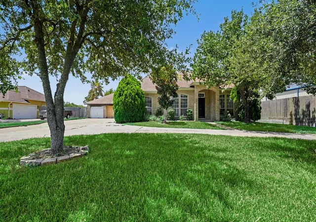2nd image of 426 27th St, Dickinson, TX 77539 | MLS# 24083112