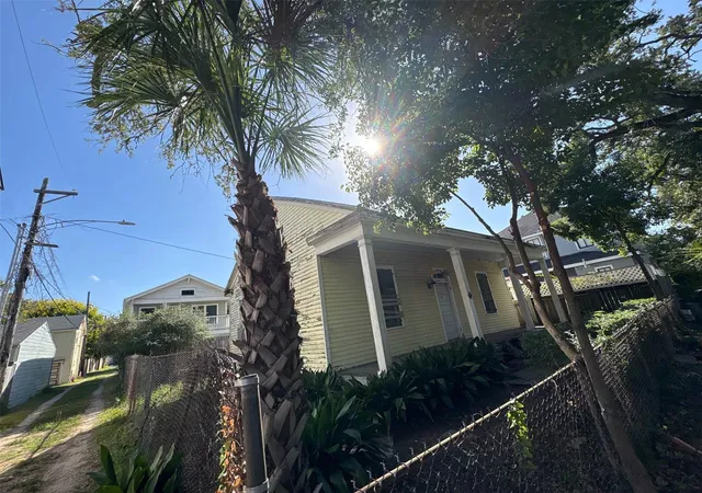 Photo 1 of Single family home for sale at 1220 34th Street, Galveston, TX 77550 | MLS# 95793559 | Listing updated on 2026-07-29