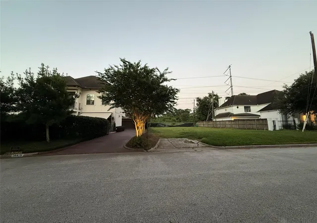 Photo 3 of Single family home for sale at 20 Hackberry Ln #B, Houston, TX 77027 | MLS# 52712963 | Listing updated on 2026-09-16