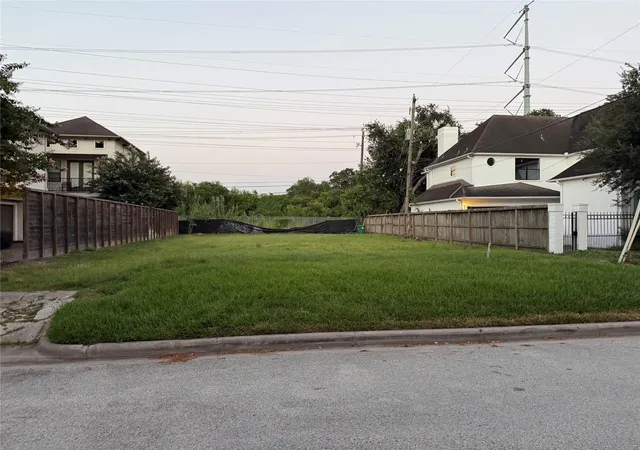 Photo 4 of Single family home for sale at 20 Hackberry Ln #B, Houston, TX 77027 | MLS# 52712963 | Listing updated on 2026-09-16
