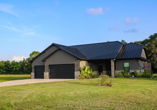 Photo 1 of Single family home for sale at 925 Chuckwagon Trl, Angleton, TX 77515 | MLS# 69775799 | Listing updated on 2026-09-10
