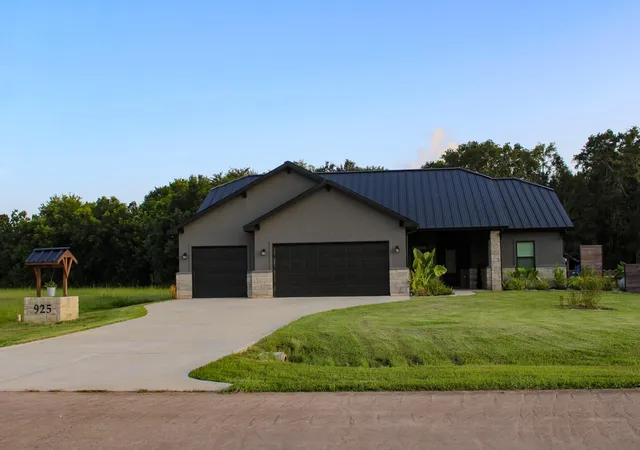 Photo 2 of Single family home for sale at 925 Chuckwagon Trl, Angleton, TX 77515 | MLS# 69775799 | Listing updated on 2026-09-10