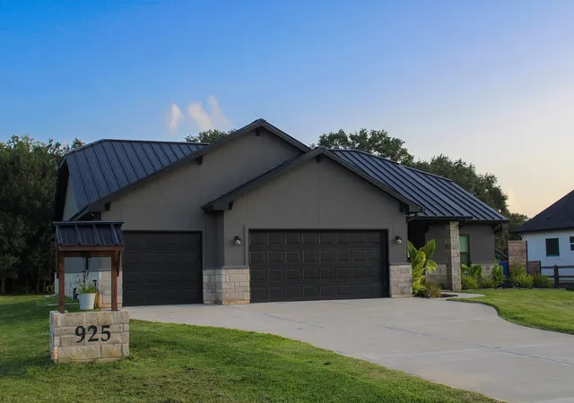 Photo 3 of Single family home for sale at 925 Chuckwagon Trl, Angleton, TX 77515 | MLS# 69775799 | Listing updated on 2026-09-10