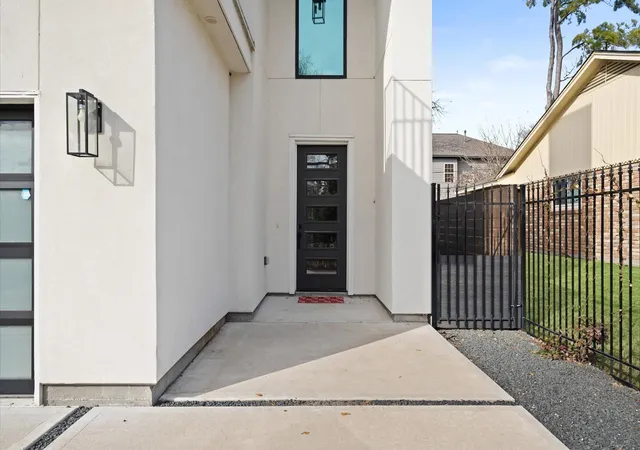 2nd image of 1425 Adkins Rd #A, Houston, TX 77055 | MLS# 59091442