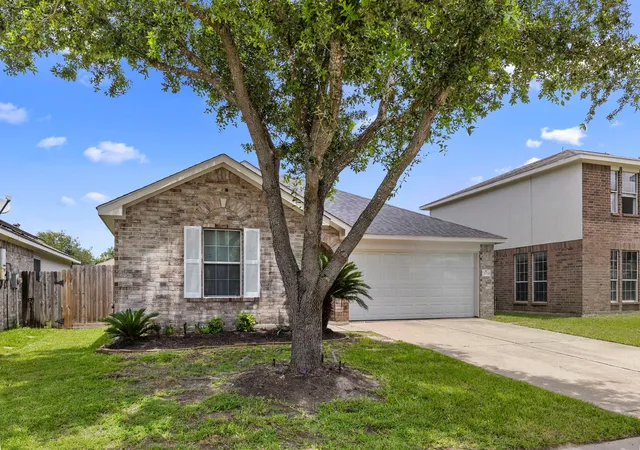 Photo 3 of Sale Pending at 29106 Foxingham Cir, Spring, TX 77386 | MLS# 11178121 | Listing updated on 2026-09-12