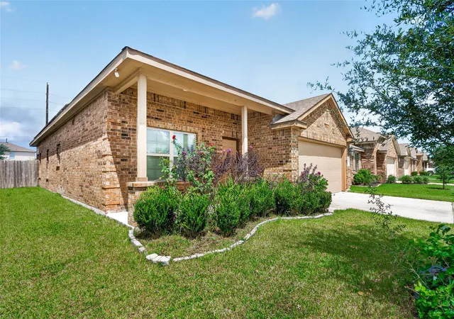 Photo 2 of Single family home for sale at 8126 Oakleaf Meadow Ct, Rosharon, TX 77583 | MLS# 12802349 | Listing updated on 2026-08-19