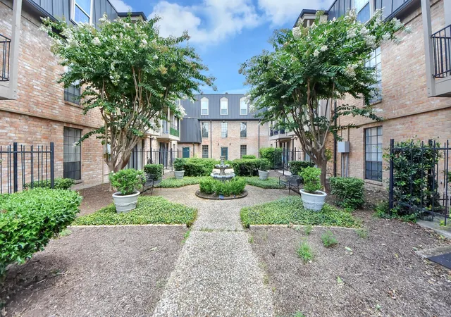 2nd image of 2475 Underwood St, Houston, TX 77030