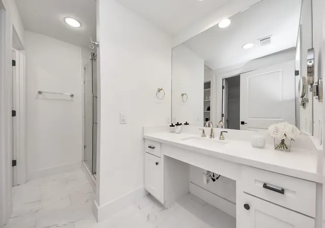 4th image of 2475 Underwood St, Houston, TX 77030