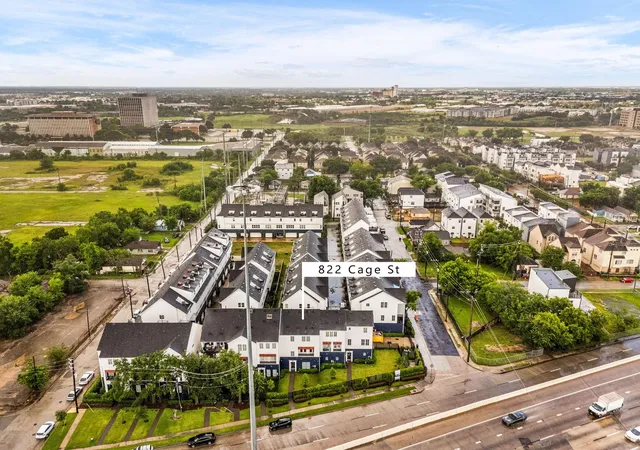 Photo 2 of Townhouse for sale at 822 Cage St, Houston, TX 77020 | MLS# 56421568 | Listing updated on 2026-09-17