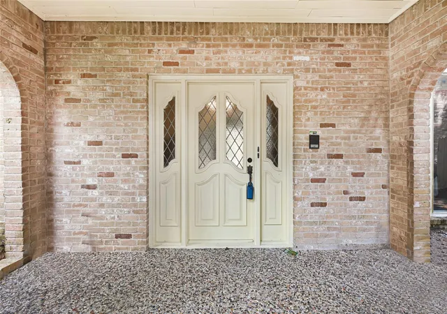 Photo 3 of Single family home for sale at 13702 Barons Brg Dr, Houston, TX 77069 | MLS# 59068690 | Listing updated on 2026-09-04