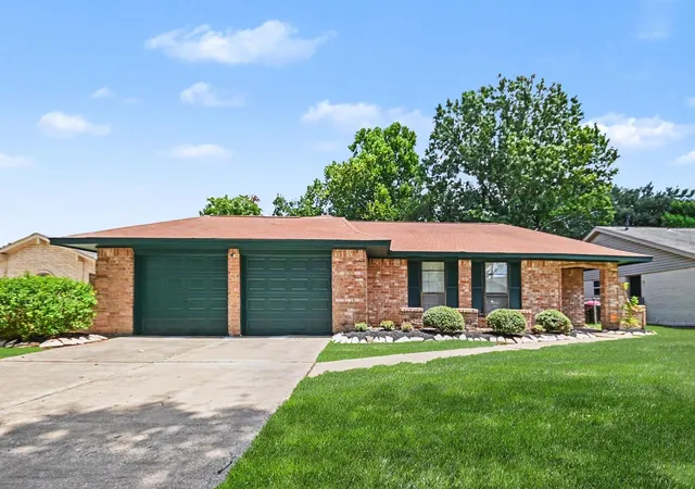 Photo 2 of Sale Pending at 10323 Kirkwren Dr, Houston, TX 77089 | MLS# 7816830 | Listing updated on 2026-09-11