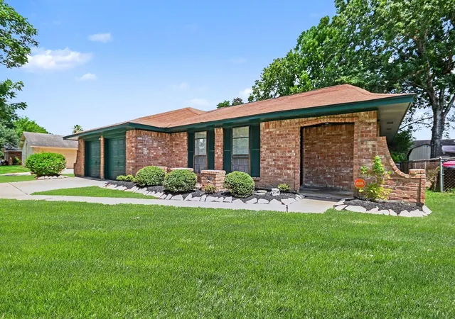 Photo 3 of Sale Pending at 10323 Kirkwren Dr, Houston, TX 77089 | MLS# 7816830 | Listing updated on 2026-09-11