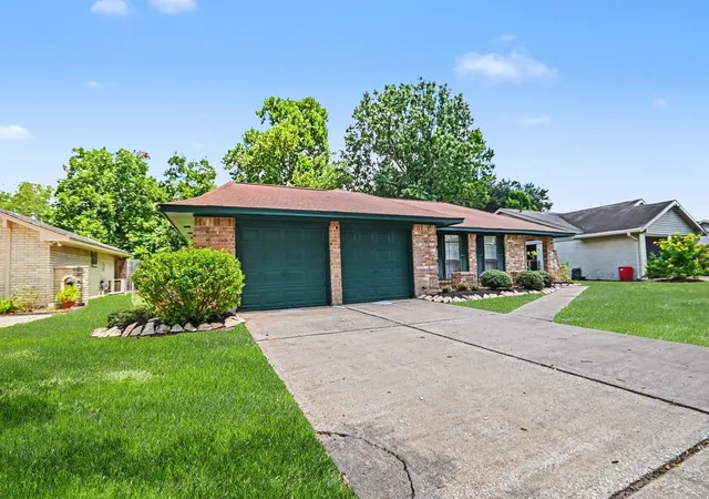 Photo 3 of Sale Pending at 10323 Kirkwren Dr, Houston, TX 77089 | MLS# 7816830 | Listing updated on 2026-09-11