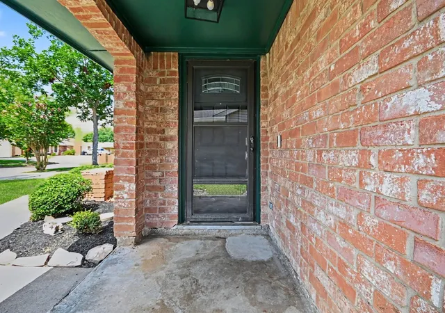 Photo 4 of Sale Pending at 10323 Kirkwren Dr, Houston, TX 77089 | MLS# 7816830 | Listing updated on 2026-09-11