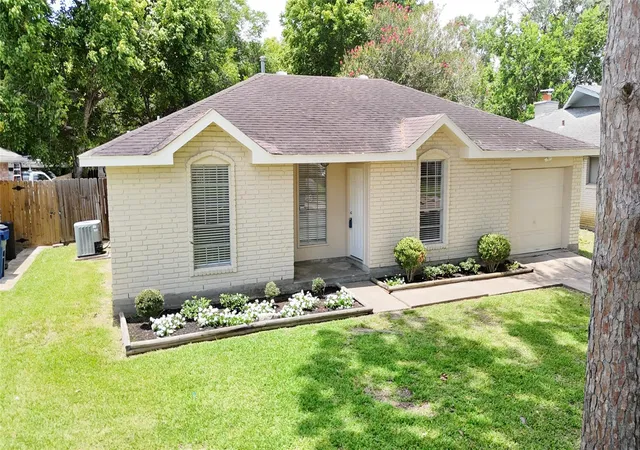 Homes for sale in Friendswood, TX | 110 Stratmore Dr, Friendswood, TX 77546 | MLS# 82733618