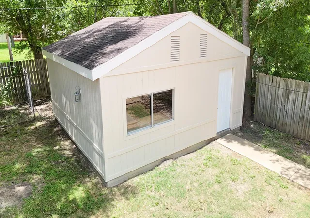4th image of 110 Stratmore Dr, Friendswood, TX 77546 | MLS# 82733618