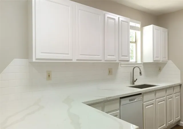 5th image of 110 Stratmore Dr, Friendswood, TX 77546 | MLS# 82733618