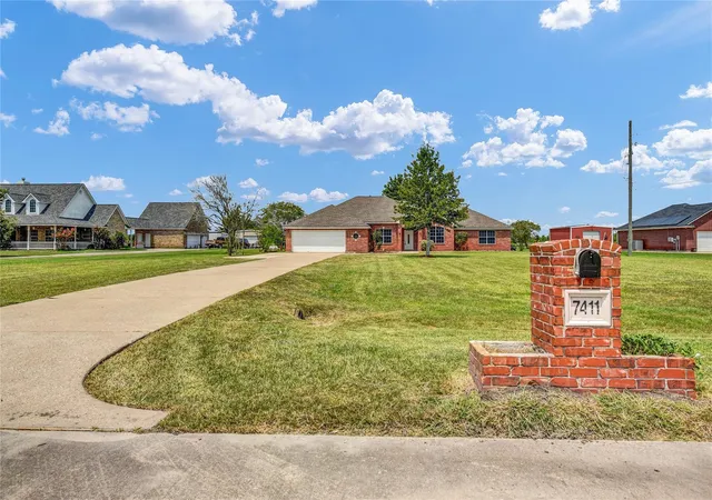 Photo 2 of Single family home for sale at 7411 Augusta Ln, Rosharon, TX 77583 | MLS# 58607999 | Listing updated on 2026-09-12