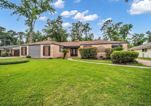 3rd image of 18815 Whitewood Dr, Spring, TX 77373 | MLS# 25000002