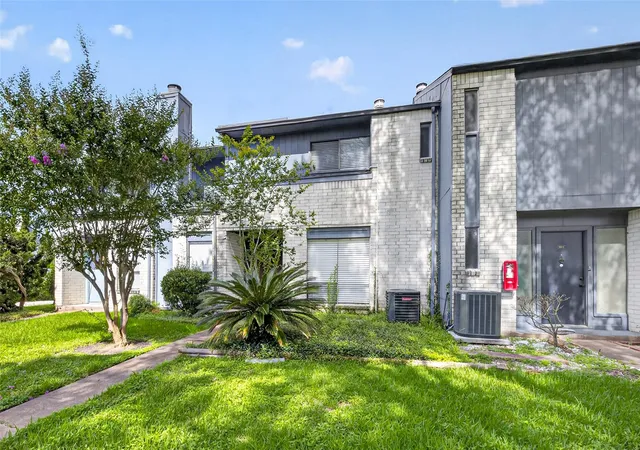 Photo 4 of Condo for sale at 8310 Augustine Dr #B, Houston, TX 77036 | MLS# 22333156 | Listing updated on 2026-08-02