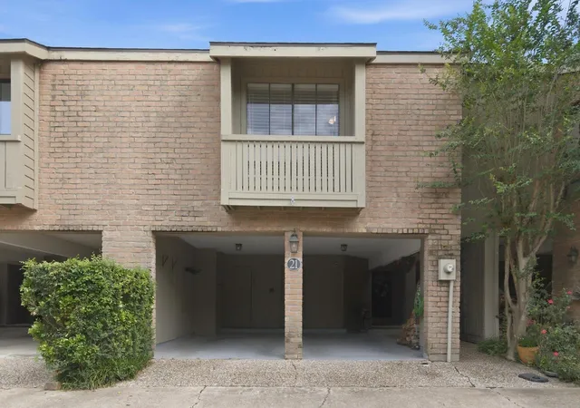 Photo 3 of Townhouse for sale at 9400 Doliver Dr #21, Houston, TX 77063 | MLS# 84916635 | Listing updated on 2026-09-19