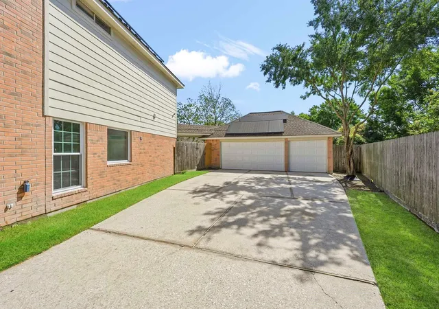 Photo 3 of Sale Pending at 215 Crabapple Dr, Baytown, TX 77520 | MLS# 72242418 | Listing updated on 2026-09-15