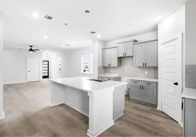 Photo 3 of Single family home for sale at 423 Dorion Lagoon Dr, Crosby, TX 77532 | MLS# 12757102 | Listing updated on 2026-08-16