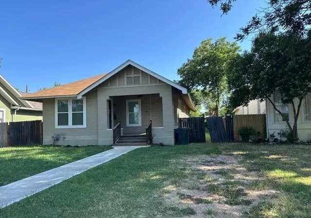 Photo 2 of Single family home for sale at 1815 W Woodlawn Ave, San Antonio, TX 78201 | MLS# 10318717 | Listing updated on 2026-09-11