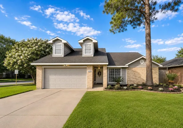 Single family home for sale at 16826 Cobble Ridge Dr, Sugar Land, TX 77498 | MLS# 86007127