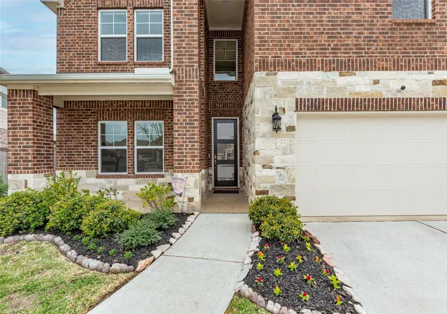 Photo 2 of Single family home for sale at 2816 Oakheath Crest Ct, Pearland, TX 77089 | MLS# 49147723 | Listing updated on 2026-09-19