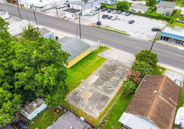 Homes for sale in Baytown, TX | 213 E Texas Ave, Baytown, TX 77520 | MLS# 76136906